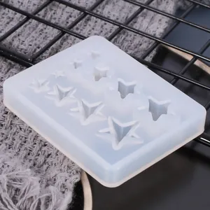 Vue détaillée des cavités en forme d'étoile dans un moule en silicone transparent.