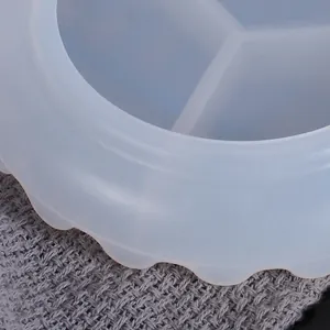Dettaglio macro di uno stampo in silicone con bordo ondulato per creazioni in resina
