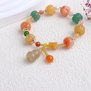 Detailansicht eines bunten Jin-Si-Jade-Armbands mit Kürbisperlen und einem Kürbisanhänger.
