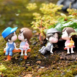 Statine Coppia Cartone Animato Decorazione Micro Paesaggio PVC Carino Bacio Ragazzo Ragazza Statua Accessori Auto Fai Da Te