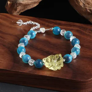 Detaillierte Makroansicht eines blauen Achat-Armbands im neuen chinesischen Stil mit Katzenanhänger