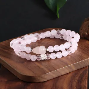 Vue détaillée d'un bracelet en quartz rose avec perles de cristal et breloque gourde