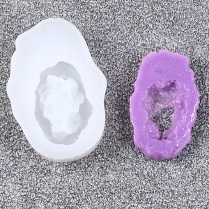Detailansicht der DIY-Kristall-Geoden-Silikonform mit fertigem lila Harz-Cluster