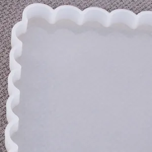 Primer plano del borde ondulado de un molde de silicona para posavasos de resina