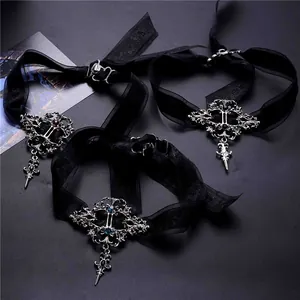 Gothische vampire choker met lint en metalen hanger voor Halloween mode accessoires