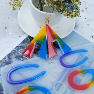 Vue détaillée du moule en silicone pour boucles d'oreilles avec modèles en résine.