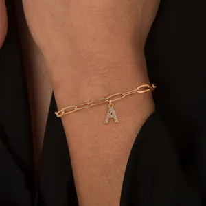 Elegante pulsera de clip dorada con colgante de letra A de circonita micro pavé brillante