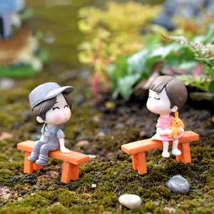 Graziose figurine di coppia in miniatura su panchine per giardino e decoro fai-da-te