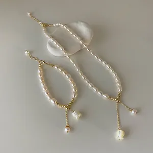 Nahaufnahme von Vintage-Süßwasserperlen-Set mit Halskette und Armband sowie Muschelblumen