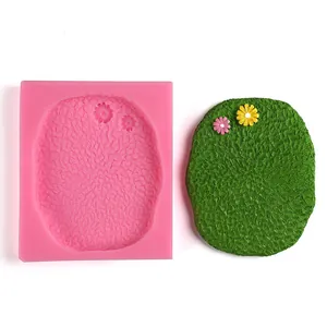 Detalle del molde de silicona y decoración de pastel de fondant con textura de césped