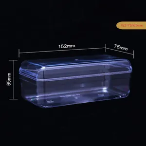 Vista macro detallada que muestra las dimensiones 152x75x65 mm de una caja de plástico