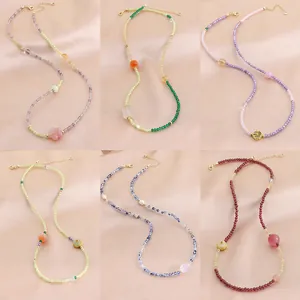 Vue détaillée de colliers polyvalents en cristal naturel, agate et calcédoine aux tons vifs