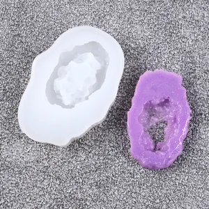 Makrodetail einer Geoden-Kristallcluster-Silikonform mit fertigem violettem Harz