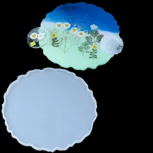 Vista dettagliata dello stampo in silicone rotondo con vassoio in resina e fiori
