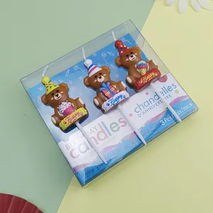 Detailansicht von drei niedlichen Teddybär-Geburtstagskerzen in Geschenkverpackung