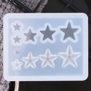 Vue de dessus d'un moule en silicone avec étoiles pour la fabrication de bijoux en résine.