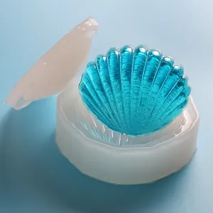 Vista dettagliata di uno stampo in silicone a conchiglia con pezzo in resina blu decorativo