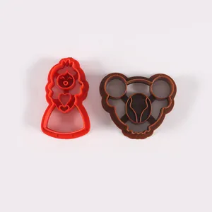 Vista detallada de moldes para galletas de plástico con forma de princesa y koala.
