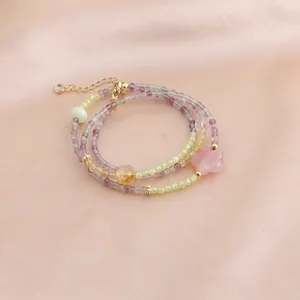 Vue détaillée du collier en perles de fluorite colorée et calcédoine à trois rangs.