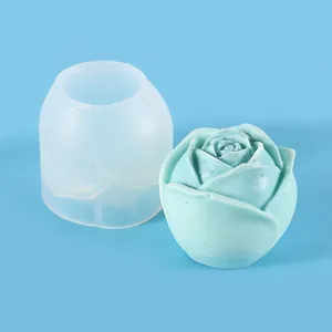 Vista detallada de un molde de silicona con forma de rosa y una rosa de jabón azul.