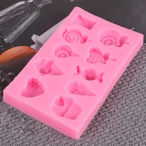 Detalle de un molde de silicona rosa con formas de piruleta y helado para pasteles