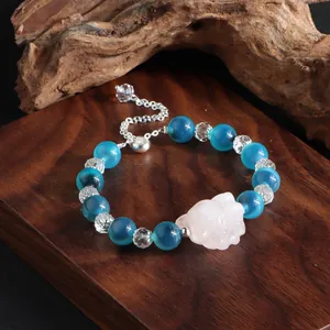 Detailansicht eines Armbands im neuen chinesischen Stil mit blauem Achat und Katzenanhänger