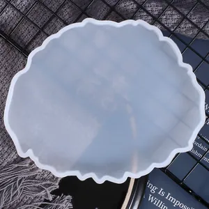 Vista ravvicinata di uno stampo in silicone a onde irregolari per sottobicchieri in resina