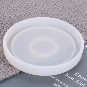 Detalle de primer plano de un molde de silicona redondo translúcido para posavasos de resina
