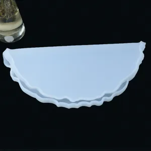 Dettaglio stampo in silicone a semicerchio con bordo ondulato per sottobicchieri