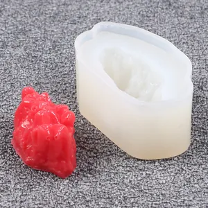 Makrodetail einer Silikonform für Kristallgeoden mit fertigem roten Harzstück für DIY