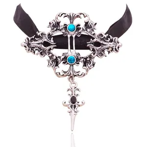 Gothische vampier choker van zwart lint met zilveren filigraan en blauwe edelstenen.