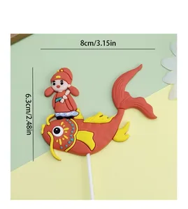 Primer plano de un adorno de pastel de carpa roja y erudito con marcas de tamaño de 8 cm