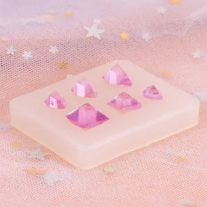 Moule en silicone pyramide à 6 cavités pour la fabrication de bijoux en résine