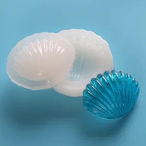 Dettaglio di uno stampo in silicone a conchiglia con guscio in resina blu