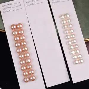 Perles d'eau douce naturelles sur cartes de présentation pour la création de bijoux.
