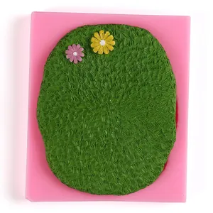 Vista detallada de un molde de silicona con textura de hierba para decorar pasteles