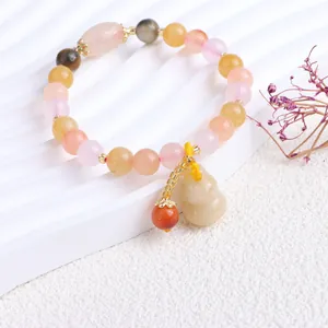 Detailaufnahme eines Jinsiyu Jade Perlenarmbands mit einem eleganten Gourd-Anhänger