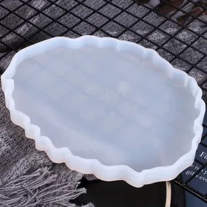 Dettaglio dello stampo in silicone traslucido con bordi ondulati irregolari per resina