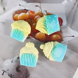 Primer plano de modelos de cupcake de arcilla creados con un molde de silicona DIY