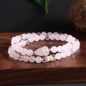 Vue détaillée d'un bracelet double couche en quartz rose et cristal clair avec pendentif hulu.