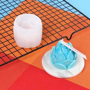 Lotus Silikonform für DIY Bastelkerzen und Seifen mit einer fertigen blauen Lotuskerze