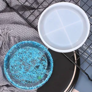 Detalle macro de molde de silicona para posavasos y pieza de resina azul brillante