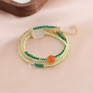 Vue détaillée d'un bracelet multicouche en perles de cristal naturel avec agate et jade.