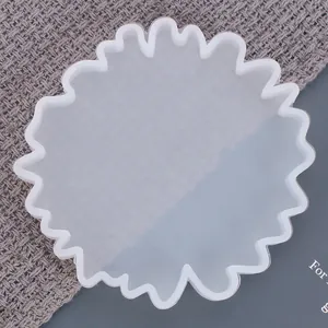 Primer plano de un molde de silicona ondulado translúcido para posavasos de resina DIY