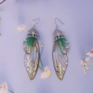Detailansicht der langen Zikadenflügel-Ohrringe mit grünem Verlauf und Strass