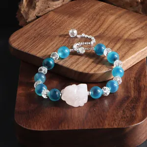 Detailaufnahme des neuen chinesischen Armbands mit Achat, Kristall und Schnitzerei