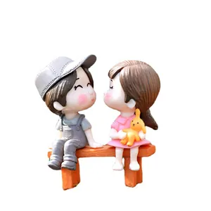 Adorabili figurine in miniatura di coppia di cartoni animati sedute su una panchina DIY