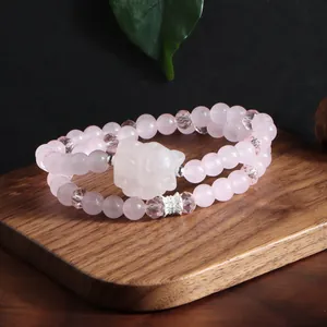 Vue détaillée du bracelet double rang en quartz rose naturel avec renard sculpté
