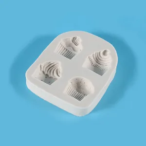 Primer plano de un molde de silicona blanca con cuatro formas de cupcakes y helados