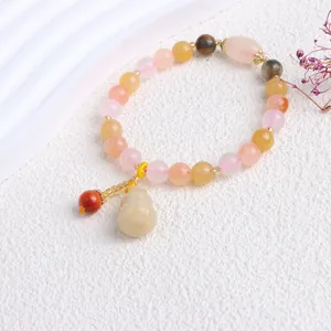 Nahaufnahme eines Natur-Jinsi-Jade-Perlenarmbands im Ethno-Stil mit zartem Kürbis-Anhänger